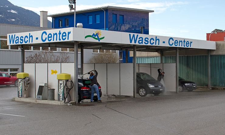 Drei Lanzenwaschboxen und drei Staubsauger bei der Garage Comminot Chur